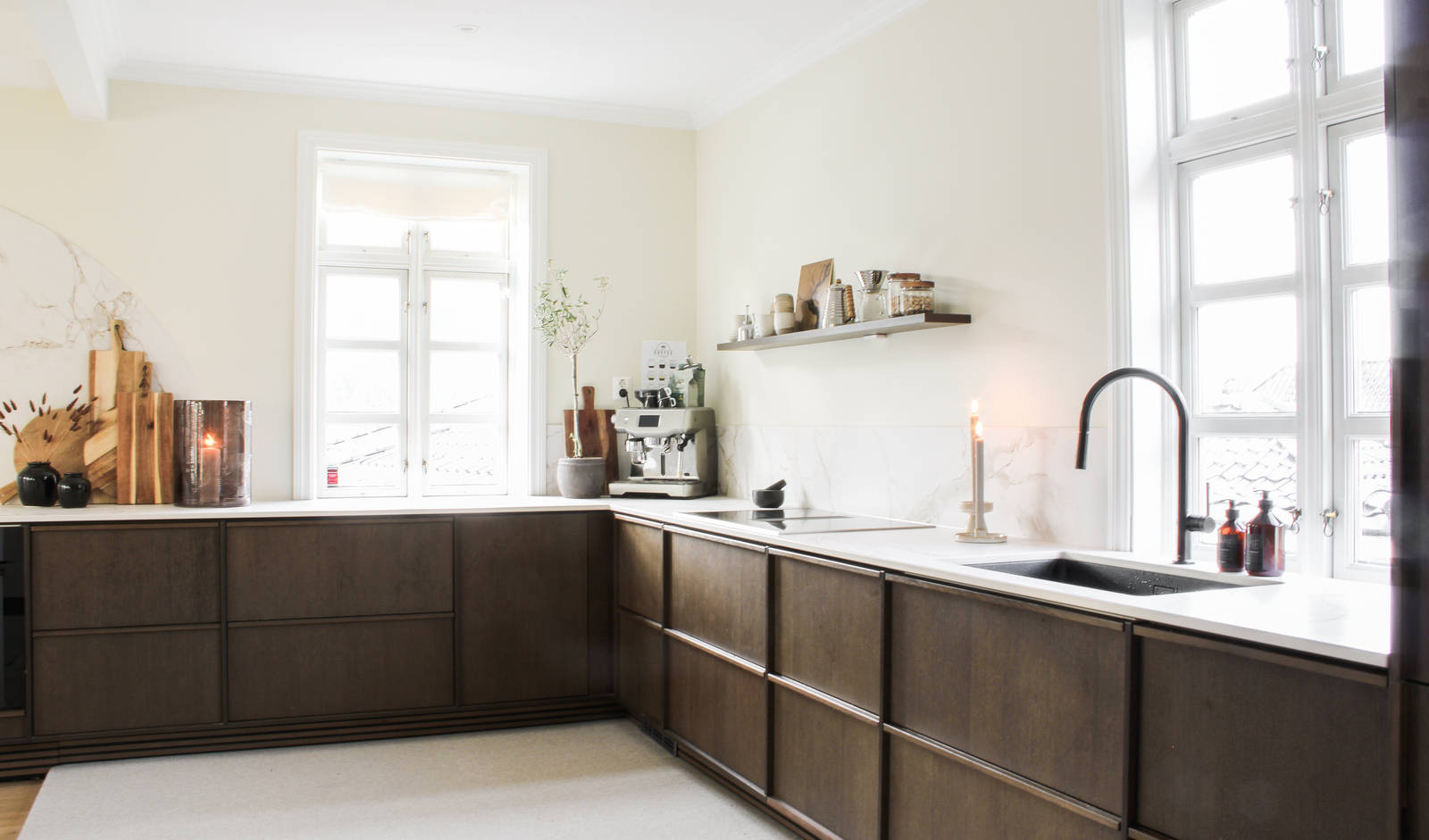 Da Ruben og Sandra skulle pusse opp kjøkkenet sitt ønsket de seg et naturlig og eksklusivt uttrykk, samtidig som det føltes moderne. Valget falt på Signatur Favn fra Sigdal med Dekton Entzo Matt benkeplate.