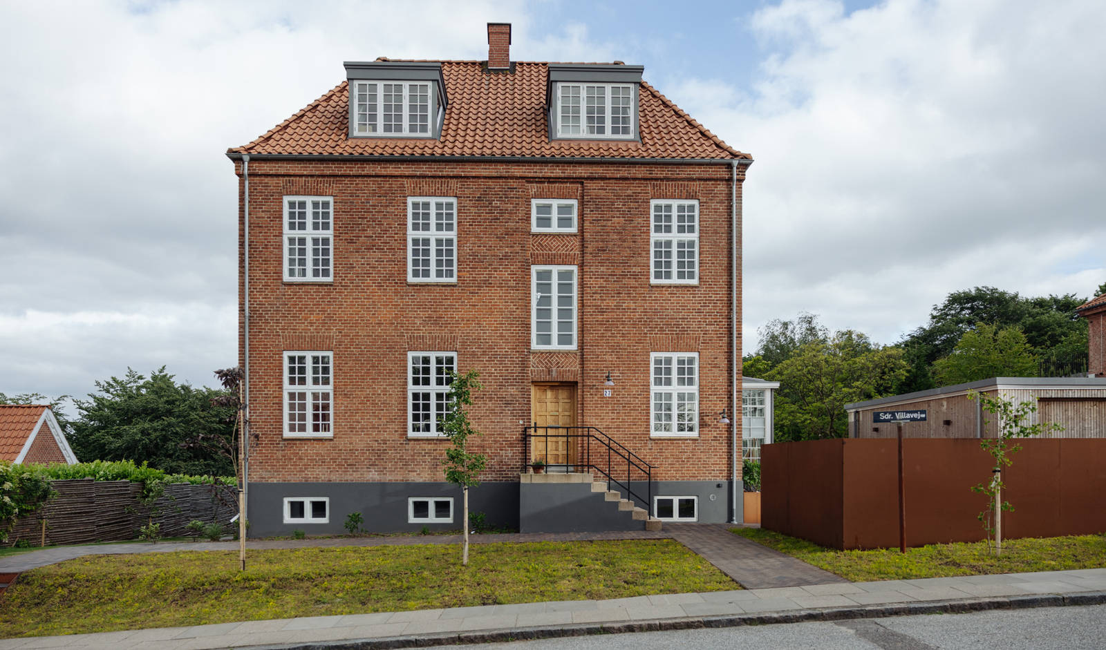 See how Maria and Peter have renovated the villa on top of the hill