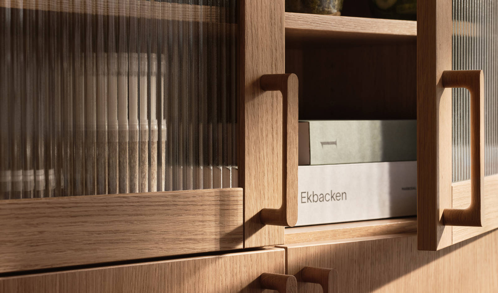 Kjøkken i eikefinér Favn, vitrinedør square med rillede glass og eik håndtak.