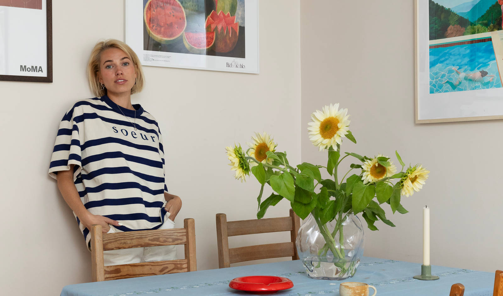 Hjemme hos Thea Sofie Loch Næss er det et kjøkken utenom det vanlige med knallrøde skap kombinert med ekte norsk naturstein og naturlig treverk.