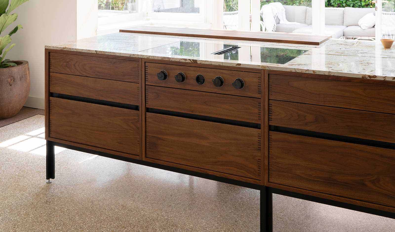 Copenhagen køkkenø i valnød med Gaggenau kogetop