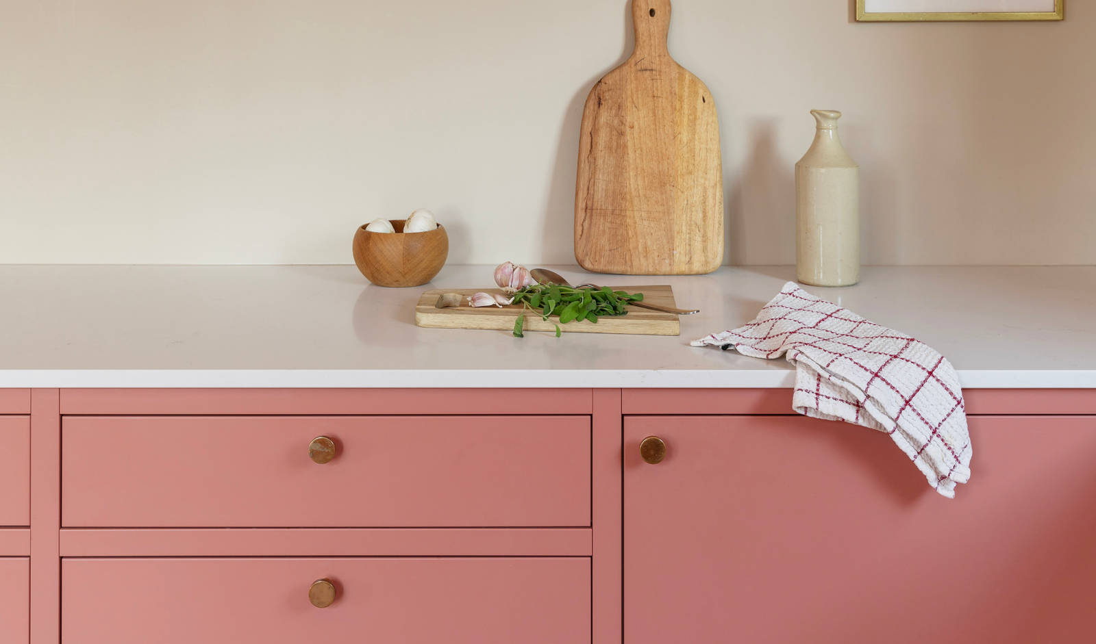 Med fargen Mild Sienna utviklet av Koi Fargestudio skapte familien et helt nytt kjøkken på Nordstrand.