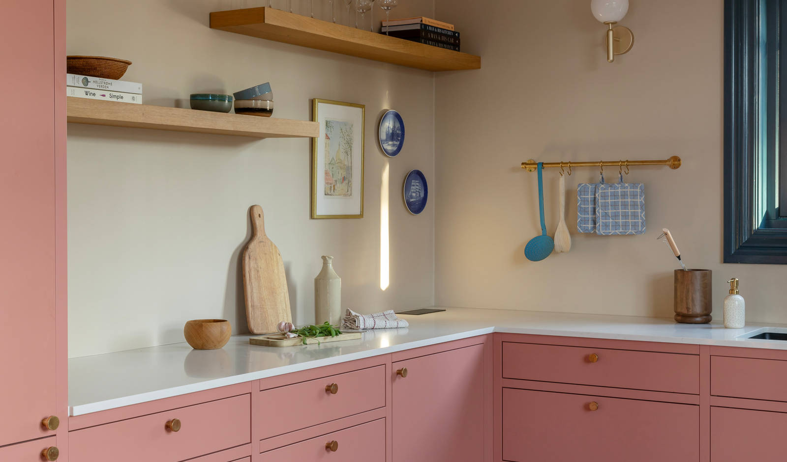 Med fargen Mild Sienna utviklet av Koi Fargestudio skapte familien et helt nytt kjøkken på Nordstrand.