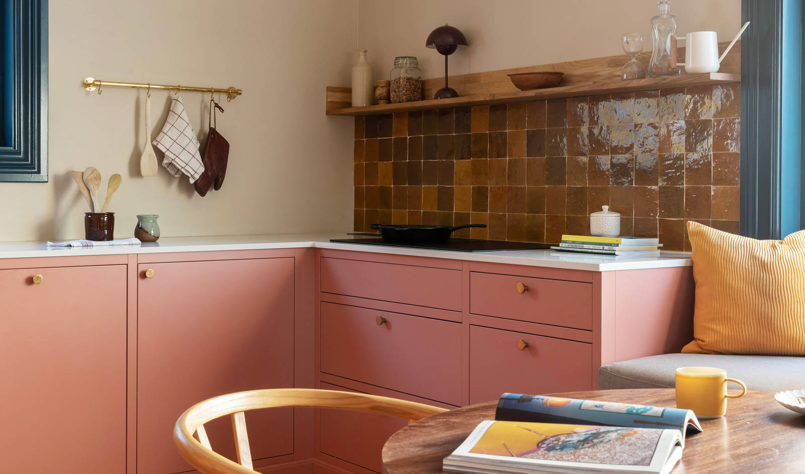 Med fargen Mild Sienna utviklet av Koi Fargestudio skapte familien et helt nytt kjøkken på Nordstrand.