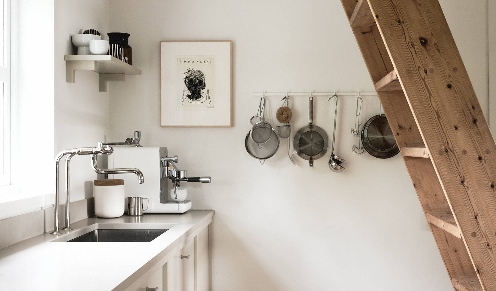 Lotta Agaton har skapt et kjøkken som kombinerer funksjon og estetikk, der hver eneste detalj er nøye gjennomtenkt.