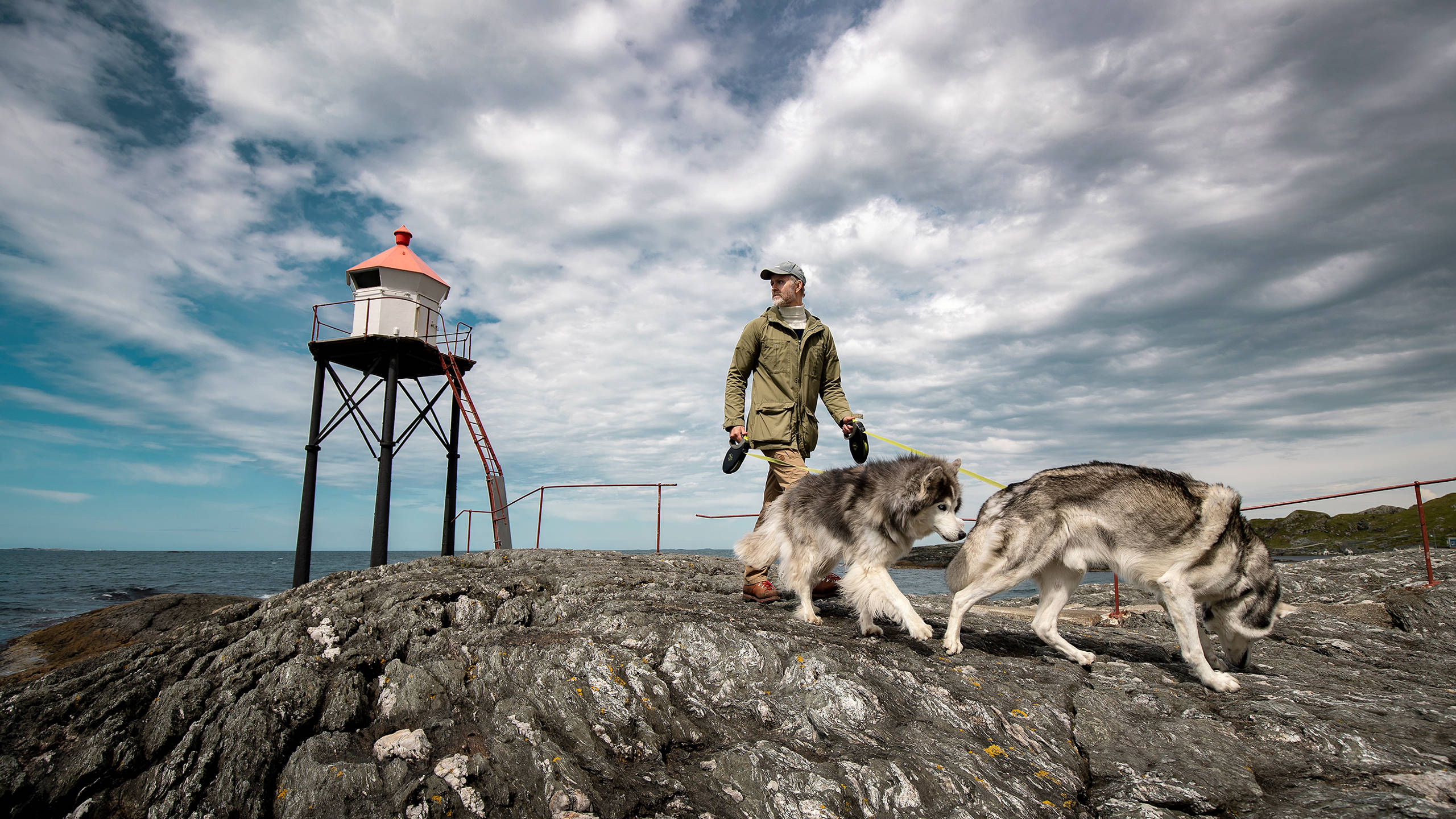 Haakon Laastad med de to Siberian Huskyer Orion og Cooper ved Kvalsvik