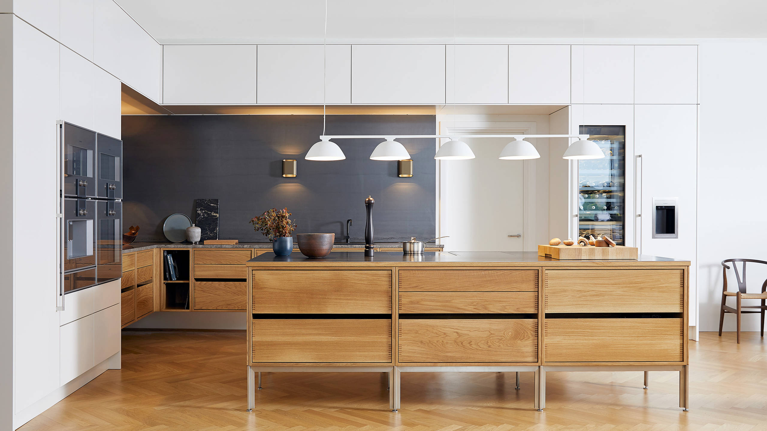 Kombinationen af knivskarp æstetik, kompromisløst håndværk, kræsne materialevalg og gennemført funktionalitet skaber et bæredygtigt design, der fungerer her og nu – og om mange år.