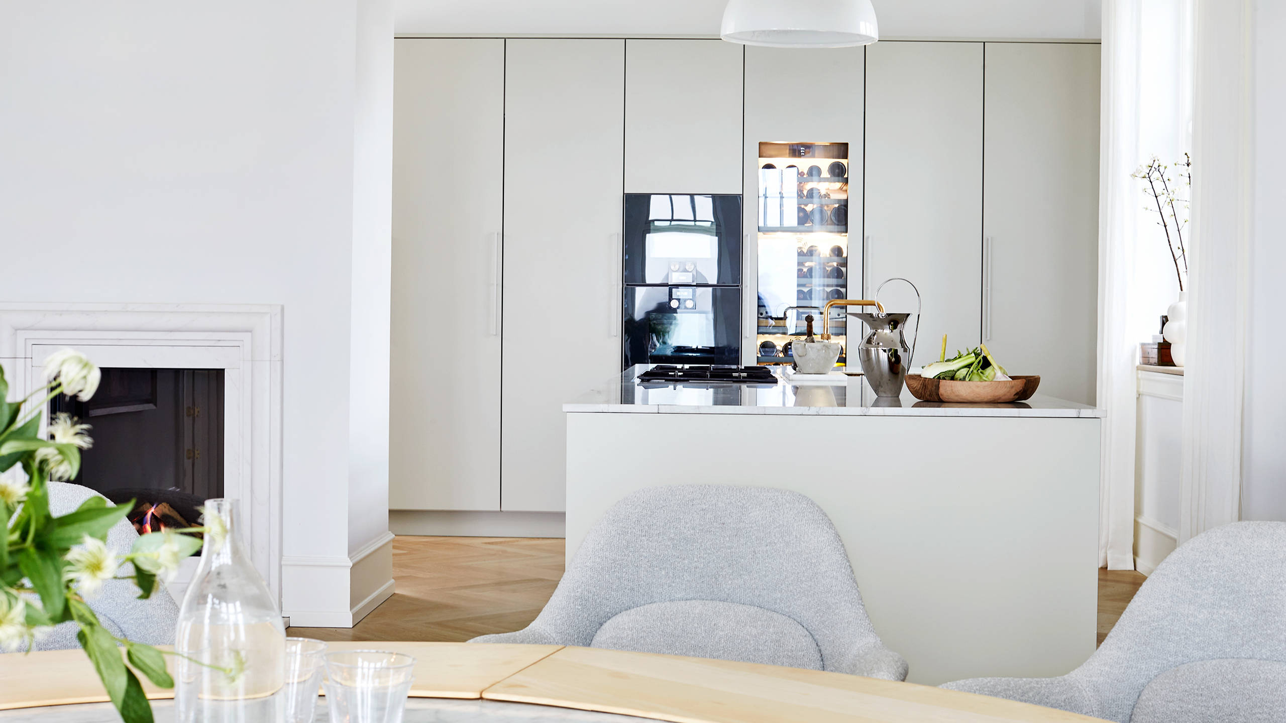 A pebble grey luxury kitchen in a mansion north of Copenhagen