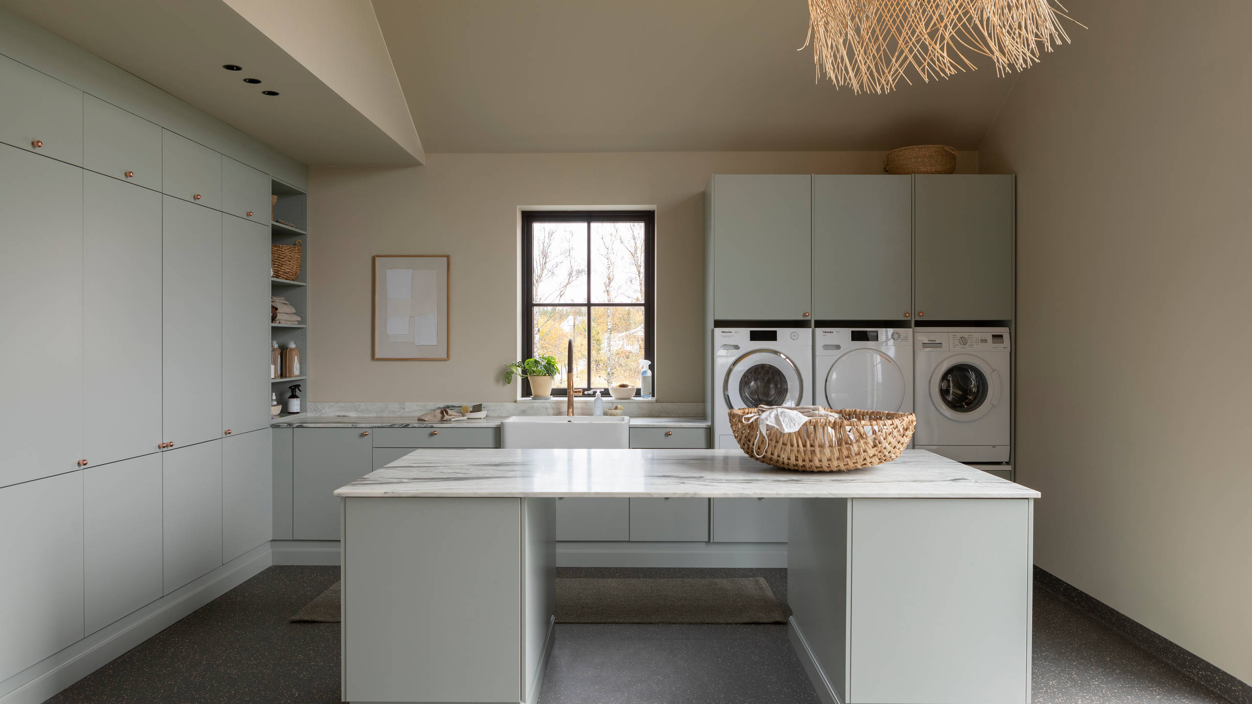 På 38 kvm har Kristin og Borgar Lindhjem laget et vaskerom utenom det vanlige med marmor og spreke fargevalg.