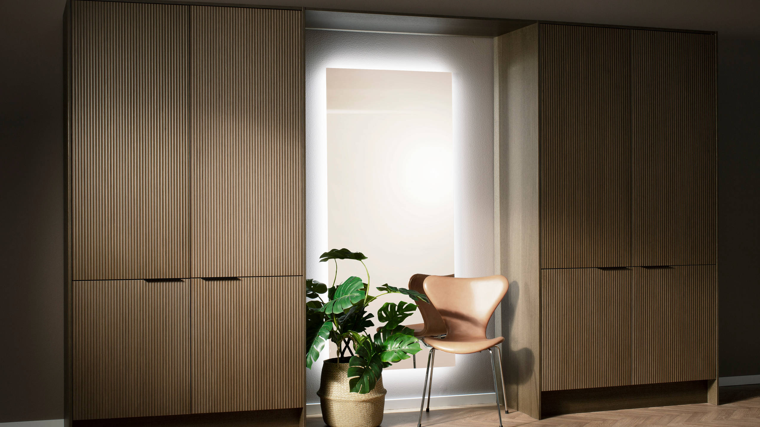 Garderobe Forever Oak fra INVITA med rillet træ og træhåndtag rundt om spejlet i hallen