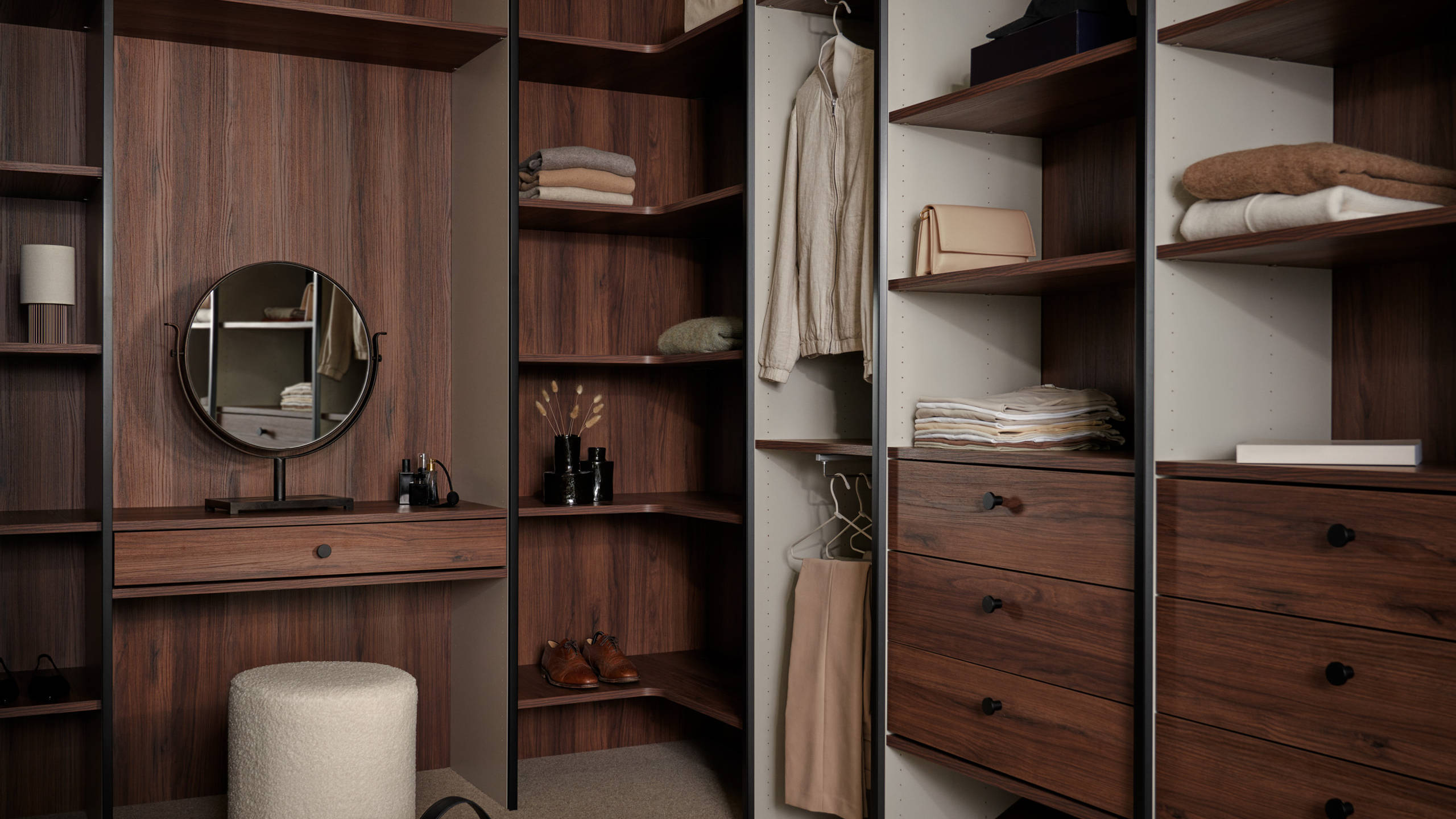 Ingenting er mer arealeffektivt og plassbesparende enn en skyvedørsgarderobe. Skyvedører kan brukes overalt - i stua, entréen, soverommet eller vaskerommet. Skreddersydde skapløsninger gir vanligvis 30-50% mer skap- og oppbevaringsplass.