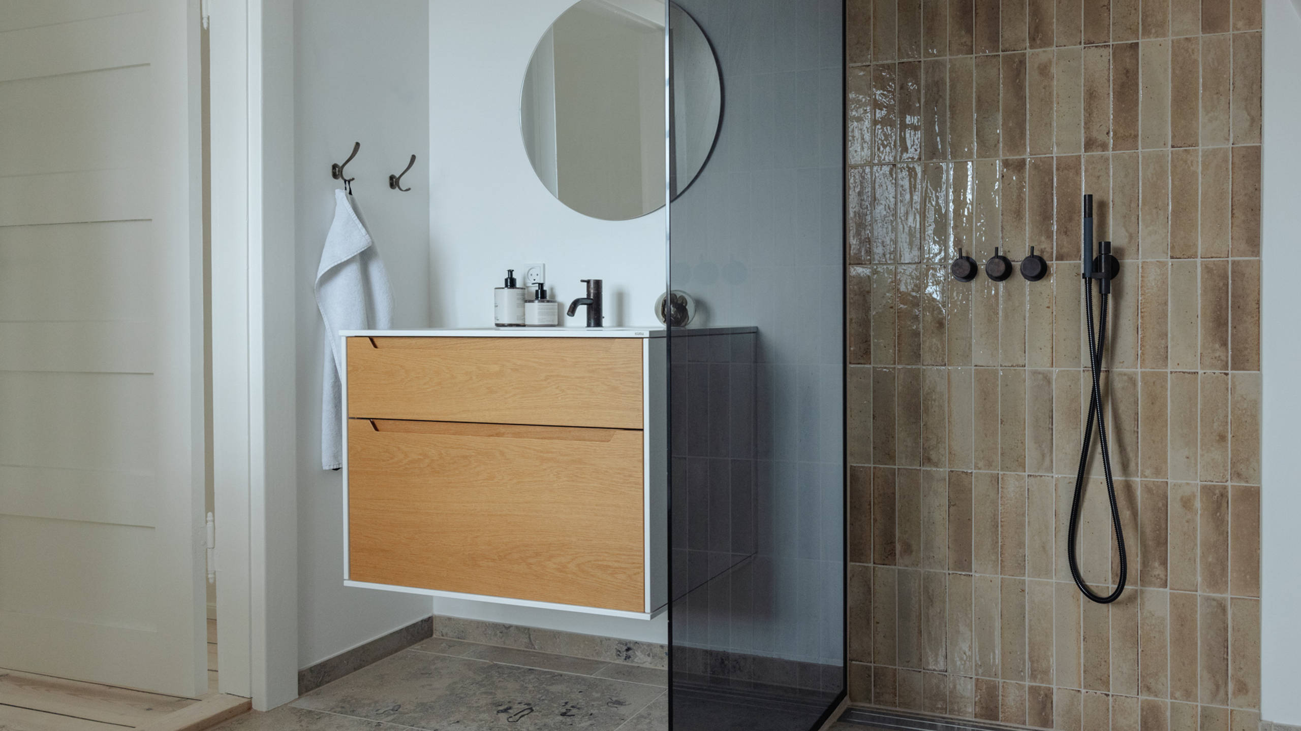 All four bathrooms are furnished with oak bathroom furniture from uno form's Avantgarde collection