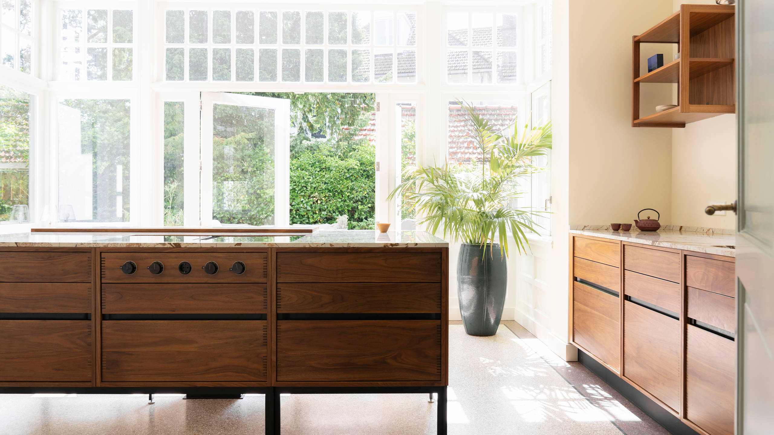 uno form snedkerkøkken i amerikansk valnød i hollandsk herskabsvilla