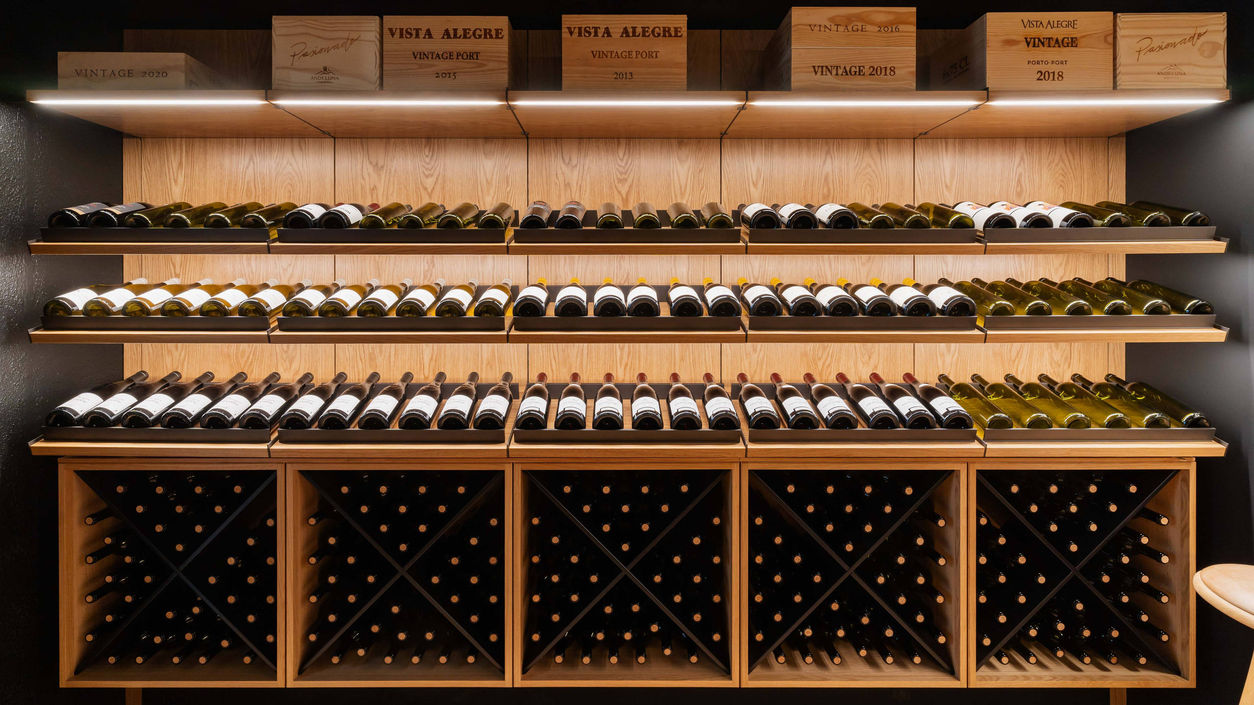 Vinopbevaring i snedkerkvalitet – skræddersyede vinrum og vinkældre