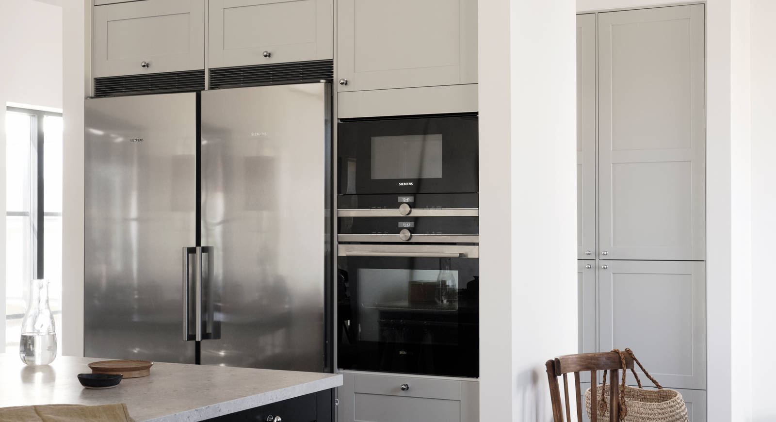 Blått kök i lantlig västkuststil Form Hav från Marbodal med bänkskiva Laminat Delaware Stone