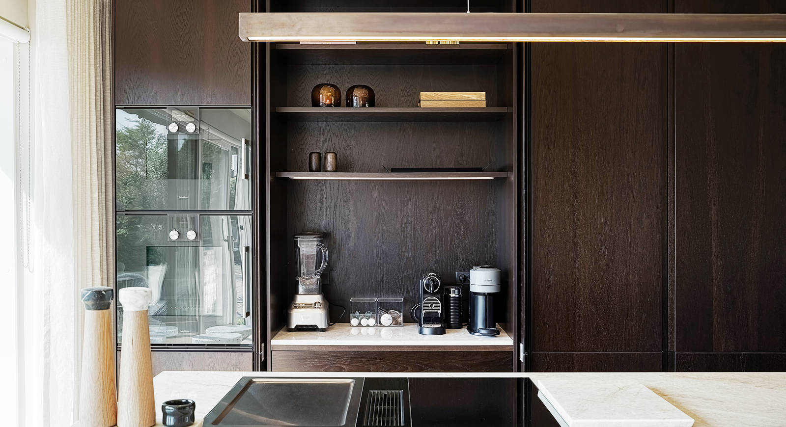 Snedkerkøkken i røget eg og quartzite