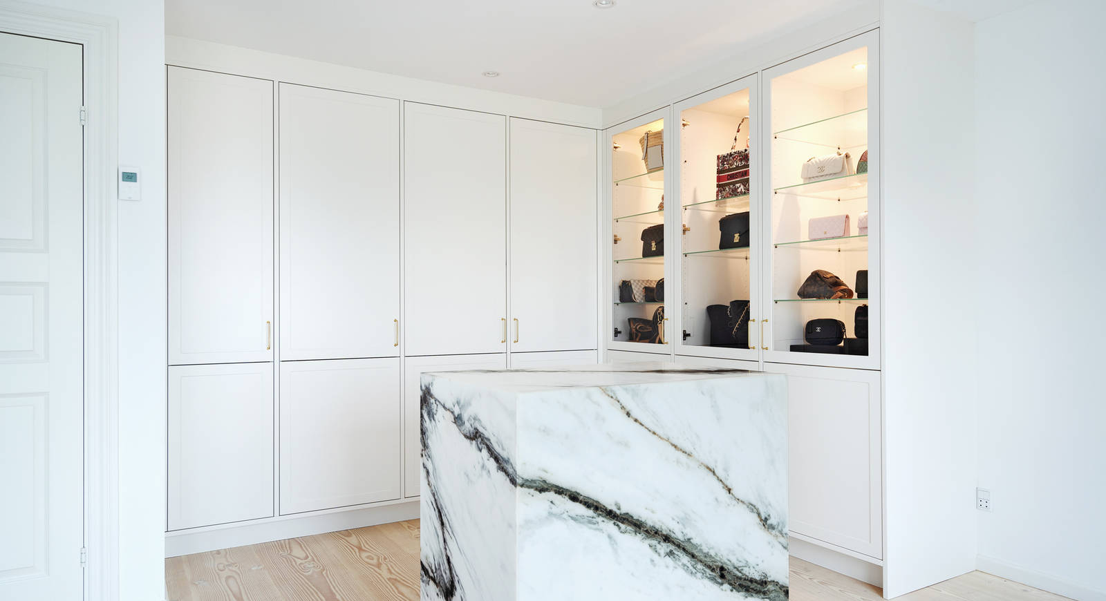 Eksklusiv garderobe med skabe til udstilling af yndlingstaskerne