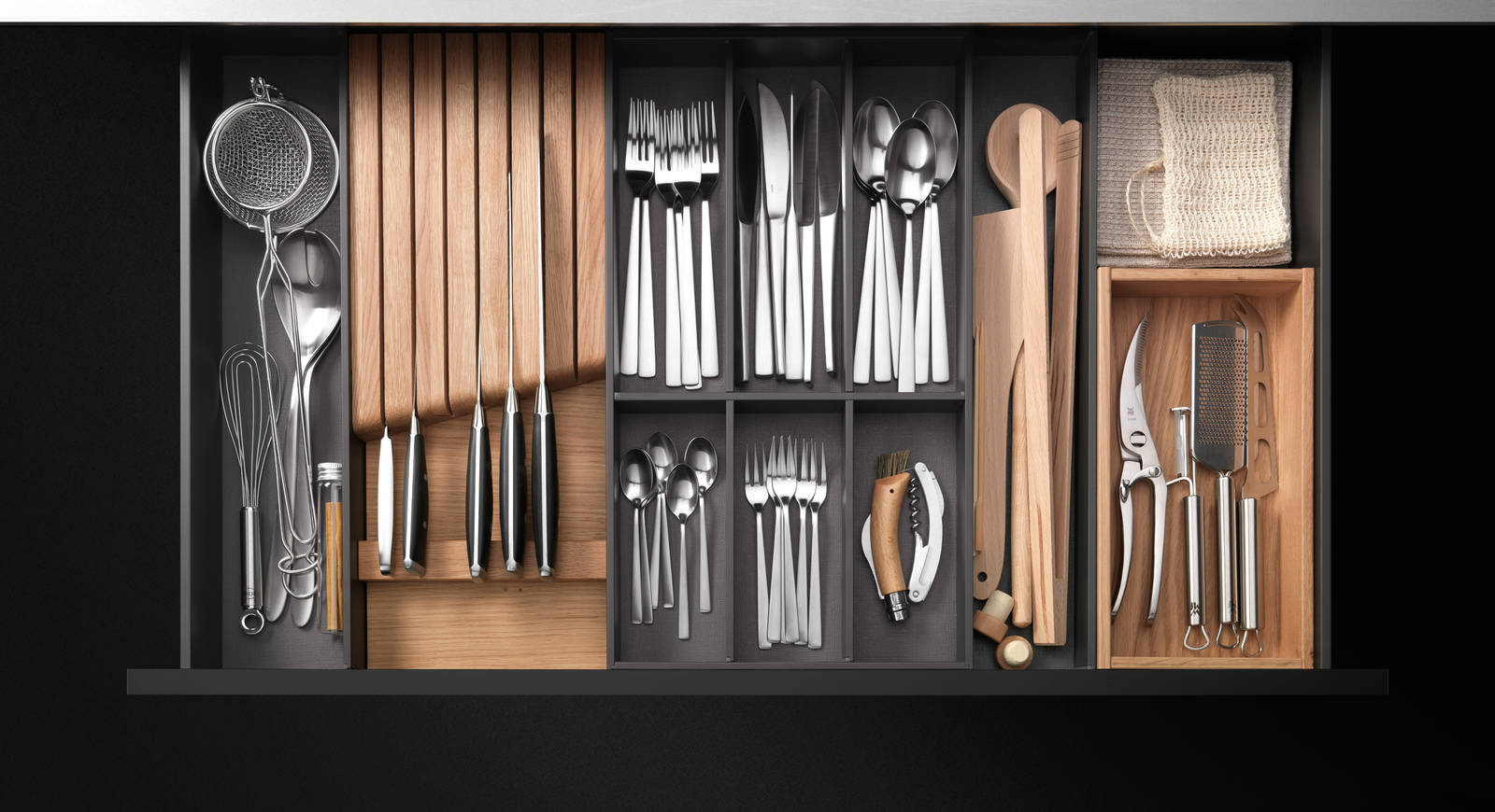 Öppen kökslåda med inreden i ek