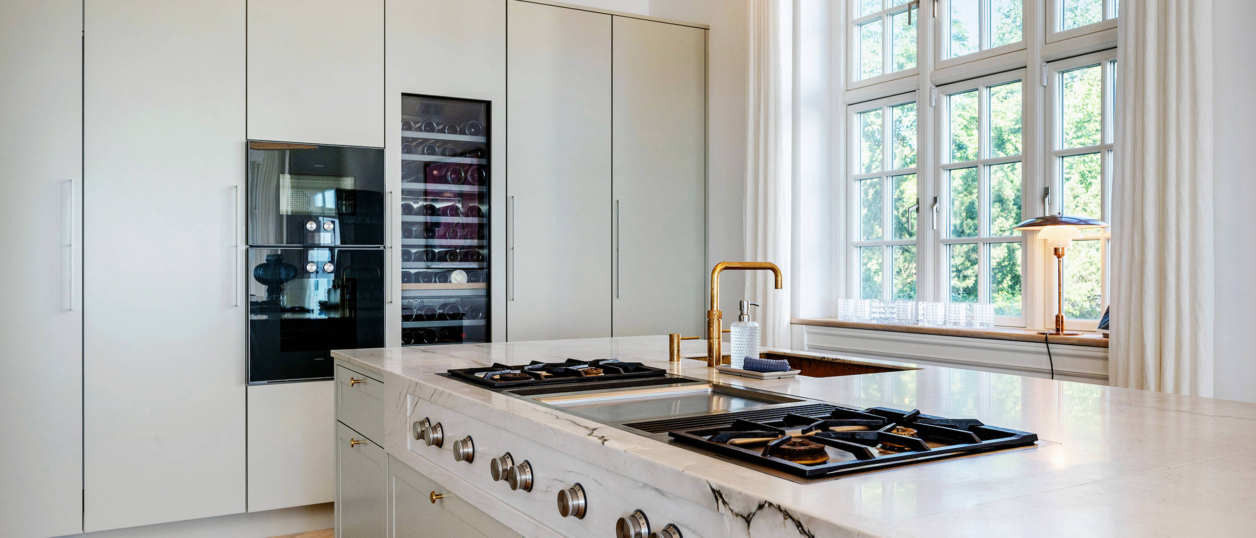 Snedkerkøkken med hvidevarer fra Gaggenau 400 serien