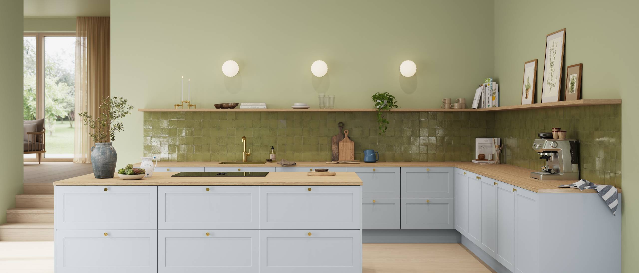 Kjøkken Scala fra Sigdal med kjøkkenøya i farge Blek blå NCS S 1005-R90B med Zellige olive drab fliser, messing grep, messing vask og messing kran med lys tre benkeplate