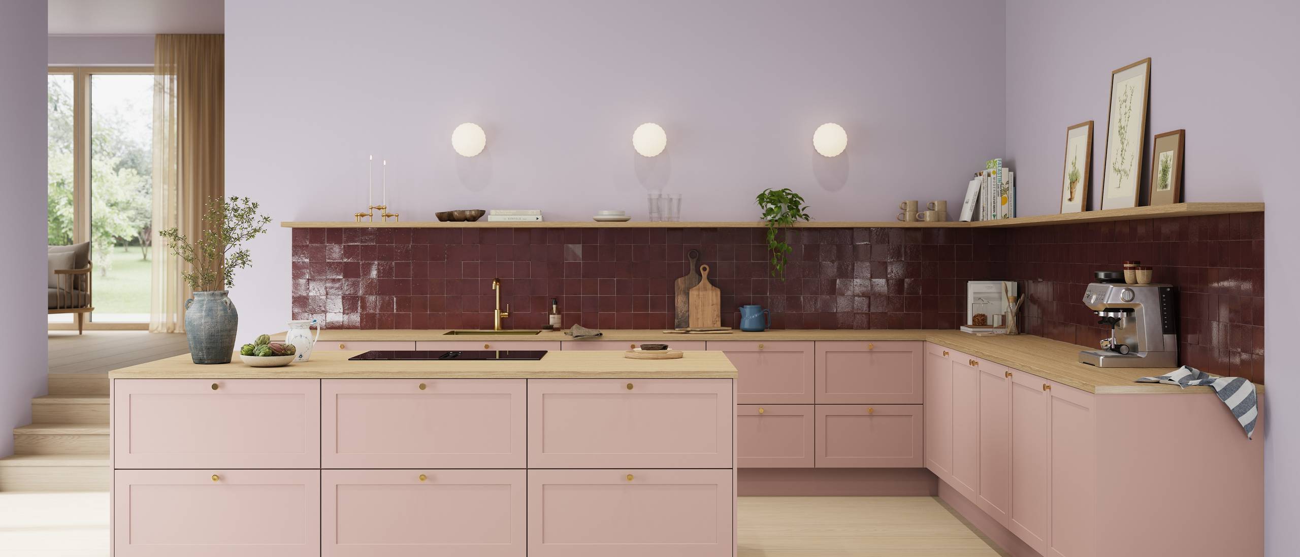 Kjøkken Scala fra Sigdal med kjøkkenøya i farge Lavendel NCS S1510-Y90R med Zellige Aubergine fliser, messing grep, messing vask og messing kran med lys tre benkeplate