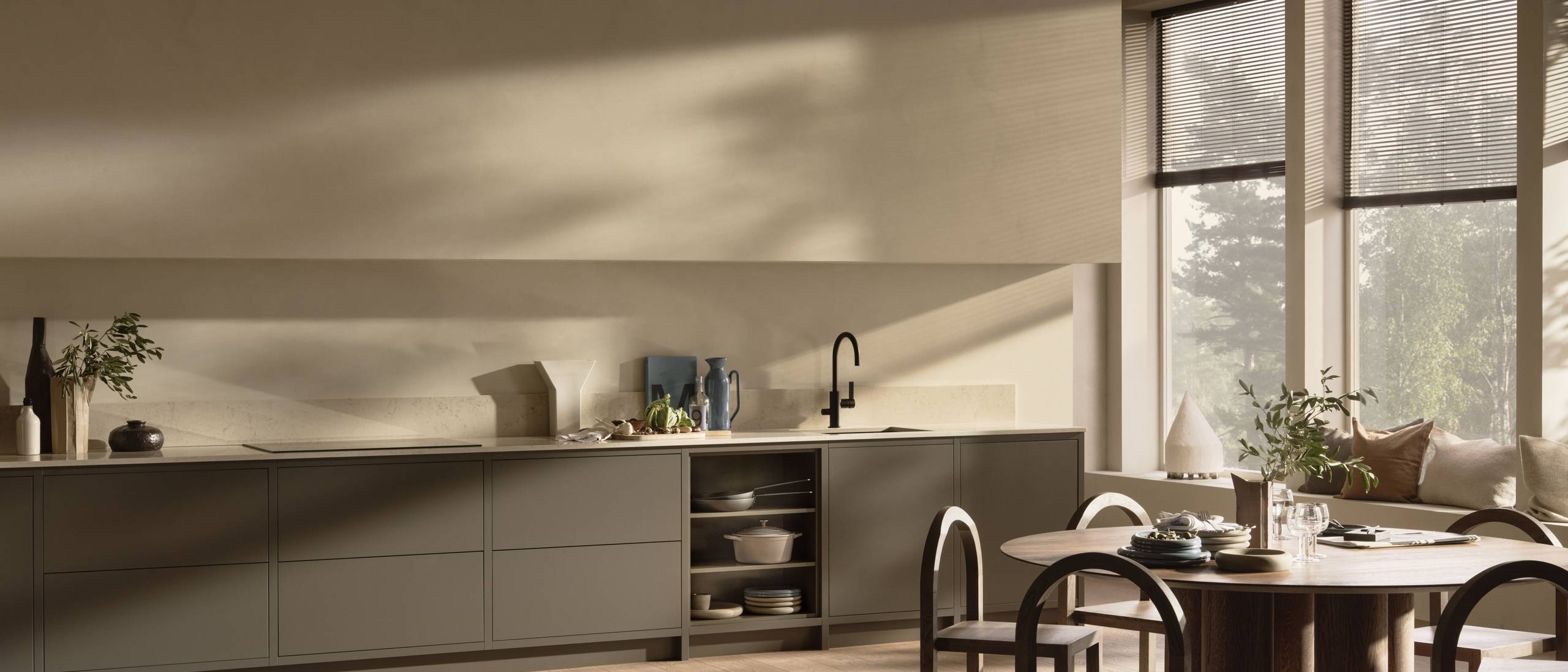 Ett stort Marbodalkök med köksbord i stilen Warm Minimalism.