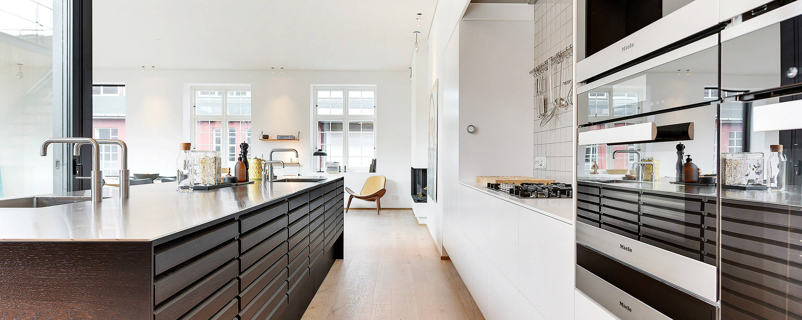 En gammal smedja i Nordhavn har byggts om till ett 280 m2 stort hem med ett uno form kök