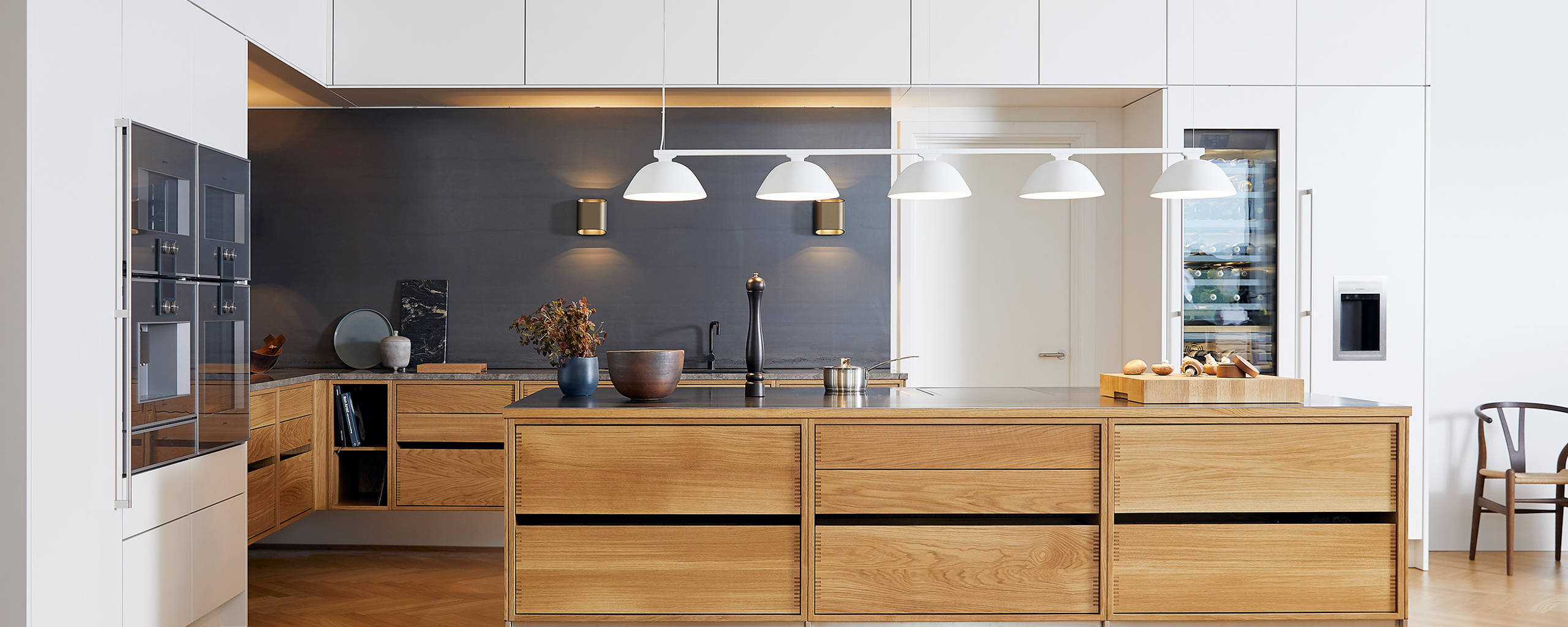 Kombinationen av knivskarp estetik, kompromisslöst hantverk, kräsna materialval och komplett funktionalitet skapar en hållbar design som fungerar här och nu – och i många år framöver.