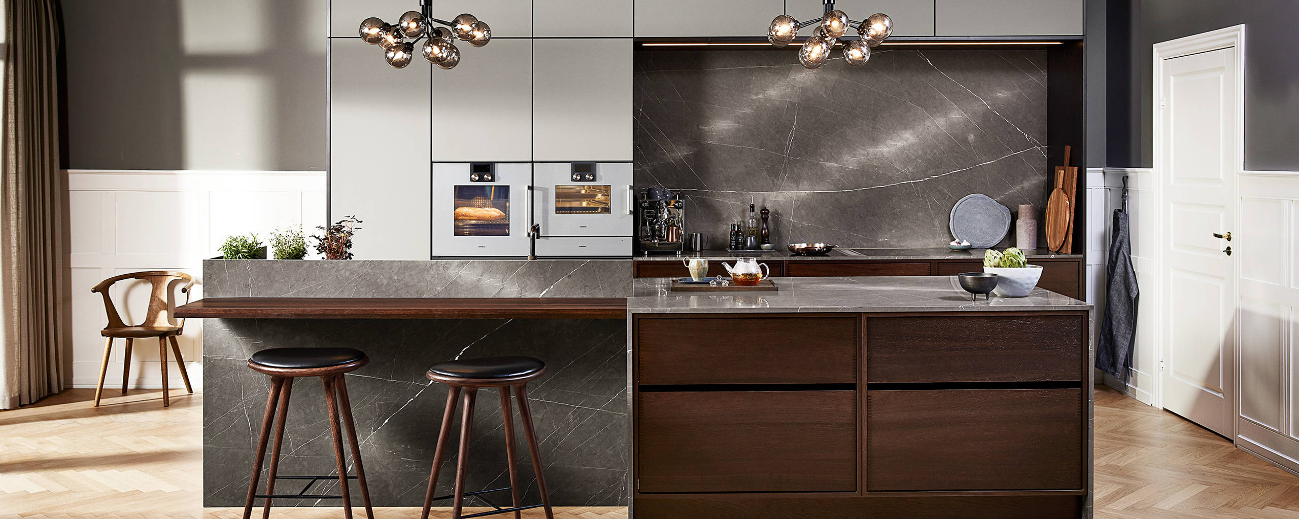 Snickeri kök i rökt ek, Grigio Londra laminat och Pietra Grey marmor