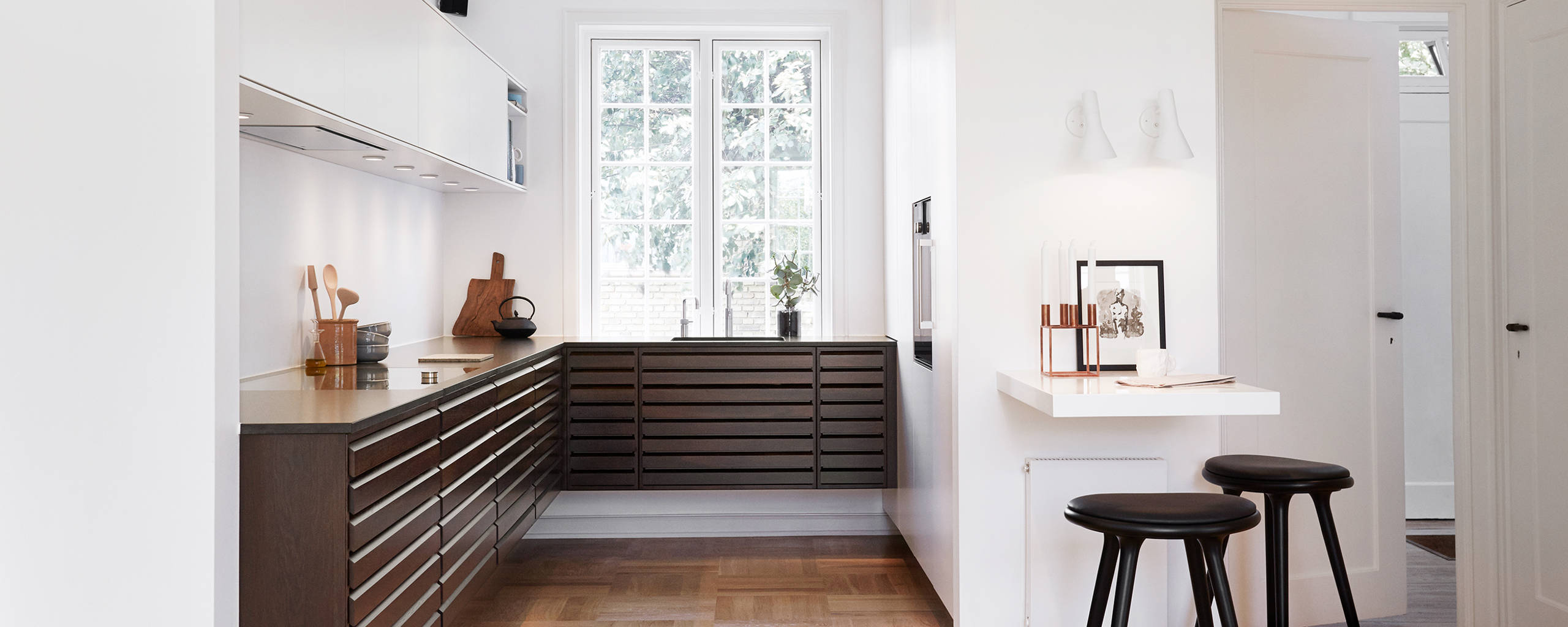 Kök i rökt ek och vitt med liten matplats