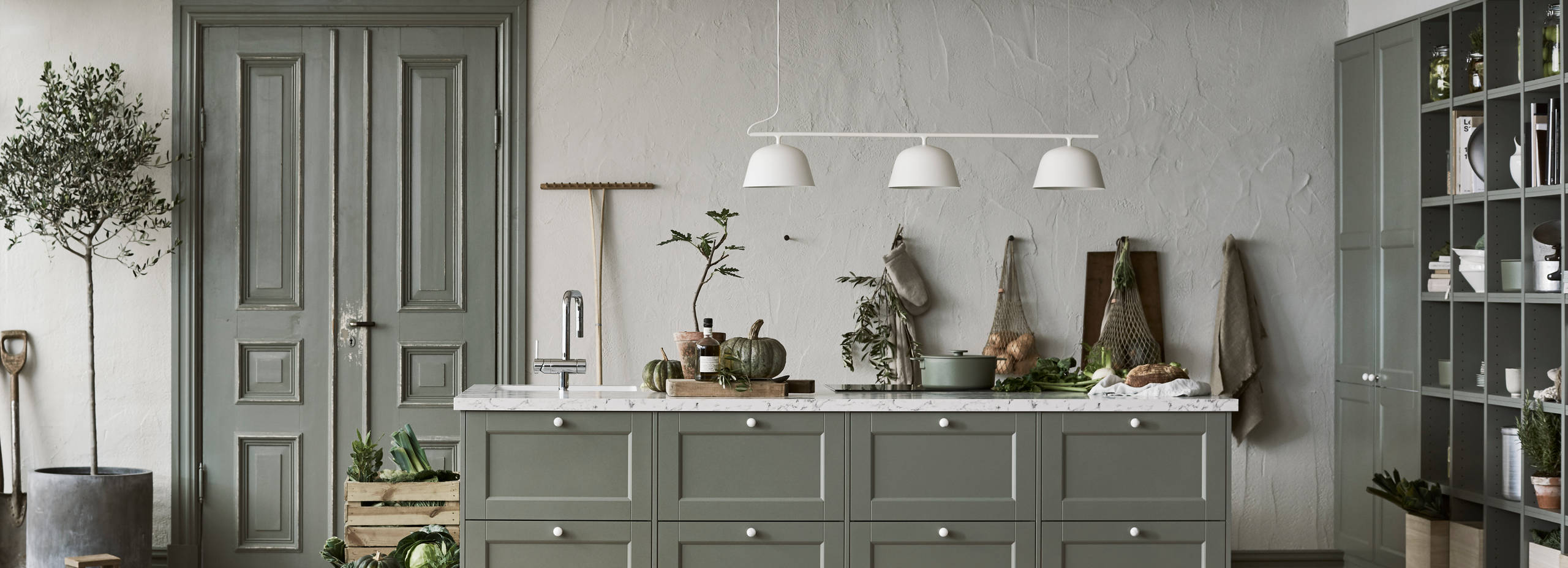 Marbodal Fagerö Tall kök med stor köksö med diskho och blandare samt inbyggd häll och ugn.  Knoppar i marmor samt bänkskiva Marmor i laminat.