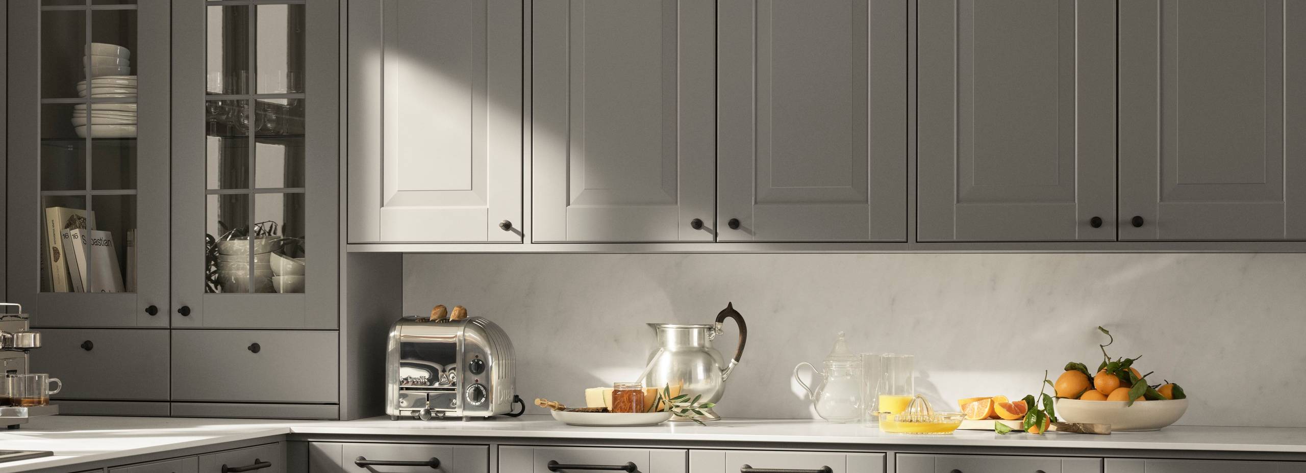 Marbodal Lindö - kök - kökslucka målad i frö en greige kulör