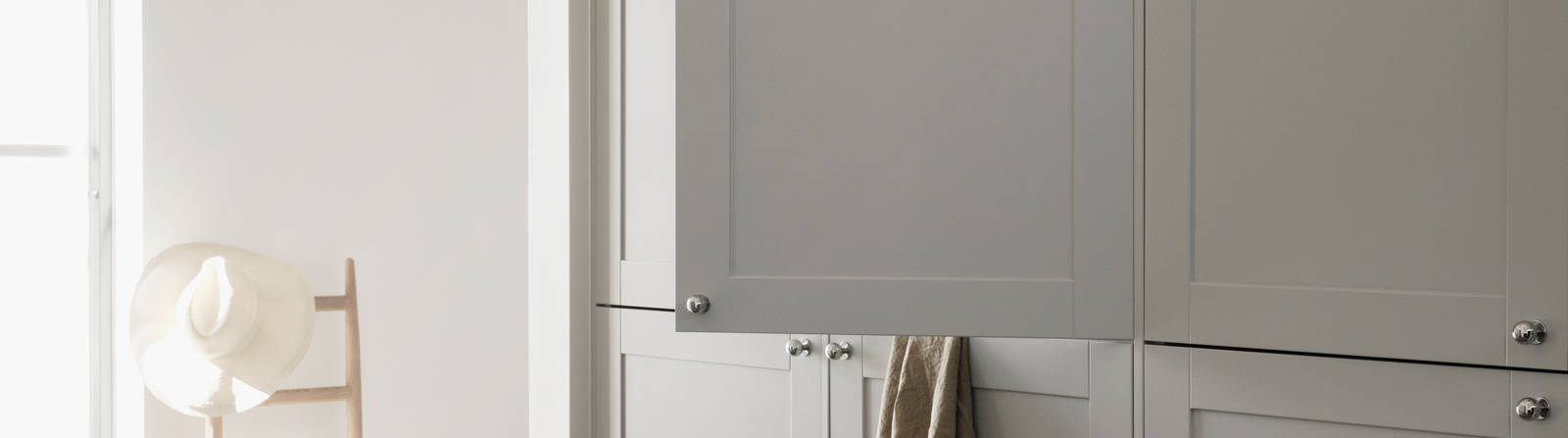 Grå skåp i lantlig västkuststil Form Moln från Marbodal