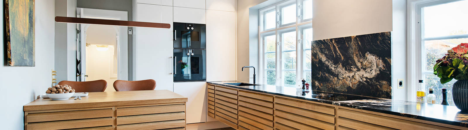 Vinkelkøkken i eg med lille køkkenø