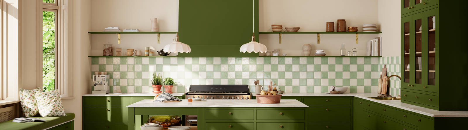 Kjøkken Line Inframe fra Sigdal med kjøkkenøya i farge Huldregrønn S 6530-G50Y med vitrineskap og Ventilator Diskret Sense fra Røroshette i samme farge, fliser fra Fagflis og grep Dot ubehandlet messing