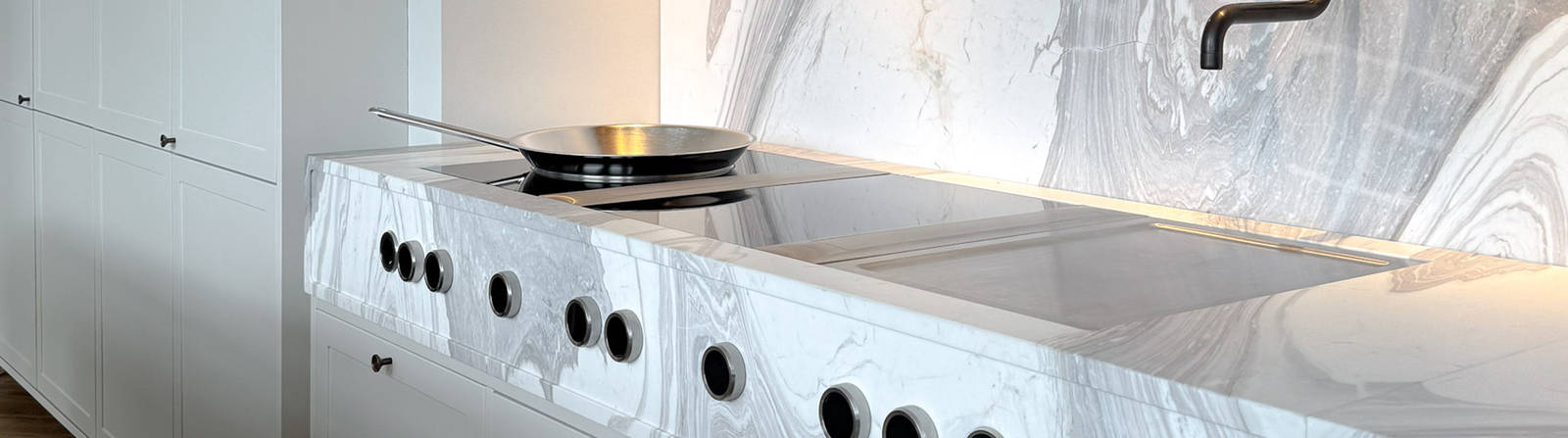 Koketopp, kran og benkeplate