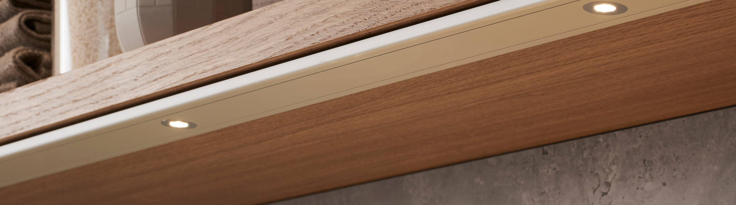 Elegant og moderne eikekjøkken. Slette fronter i eikefinér med integrert kantlist i eik som markerer kjøkkenets linjer og komposisjon.