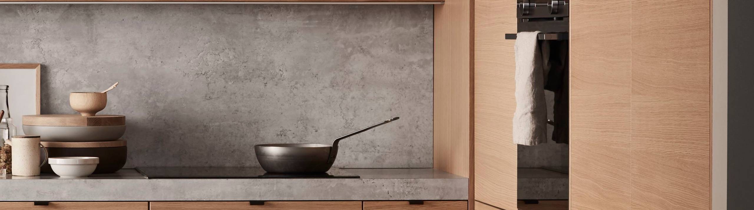 Elegant og moderne eikekjøkken. Slette fronter i eikefinér med integrert kantlist i eik som markerer kjøkkenets linjer og komposisjon.