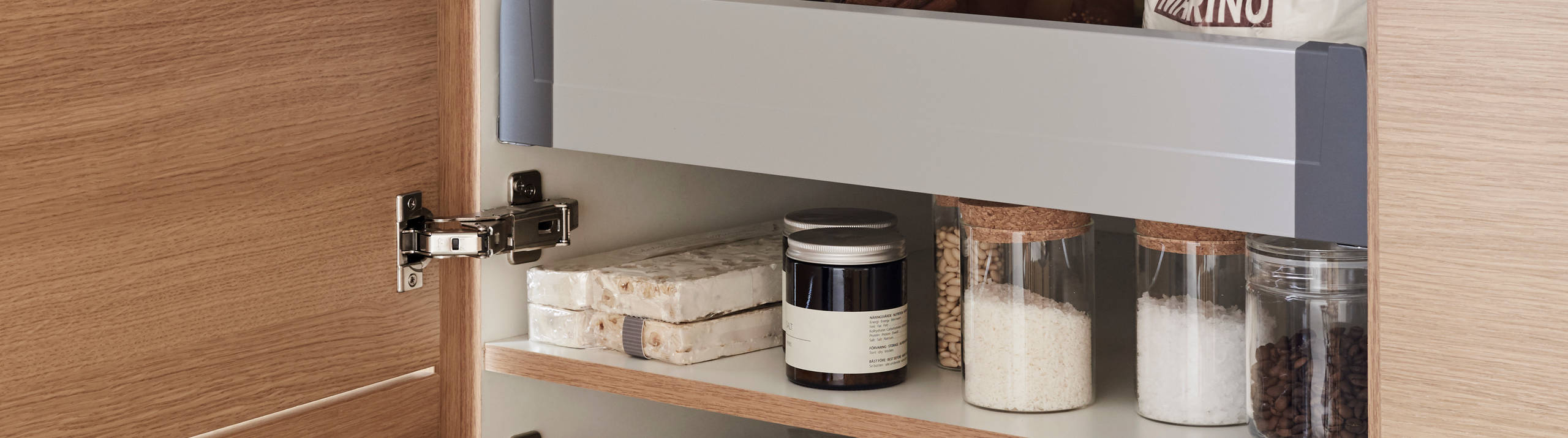 Elegant og moderne eikekjøkken. Slette fronter i eikefinér med integrert kantlist i eik som markerer kjøkkenets linjer og komposisjon.