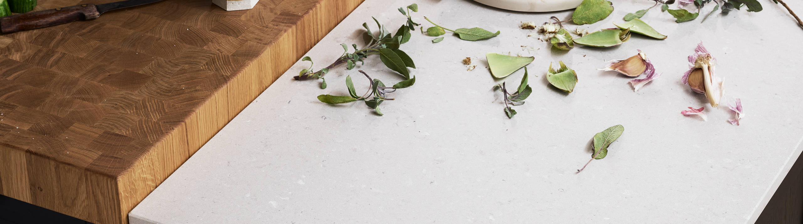 Rustikk og landlig kjøkkenmodell i heltre eik. Front med enkel ramme og slett fylling gjør at du kan variere uttrykket på kjøkkenet fra det helt moderne til det rustikke landlige preget alt etter hvilket tilbehør du velger.