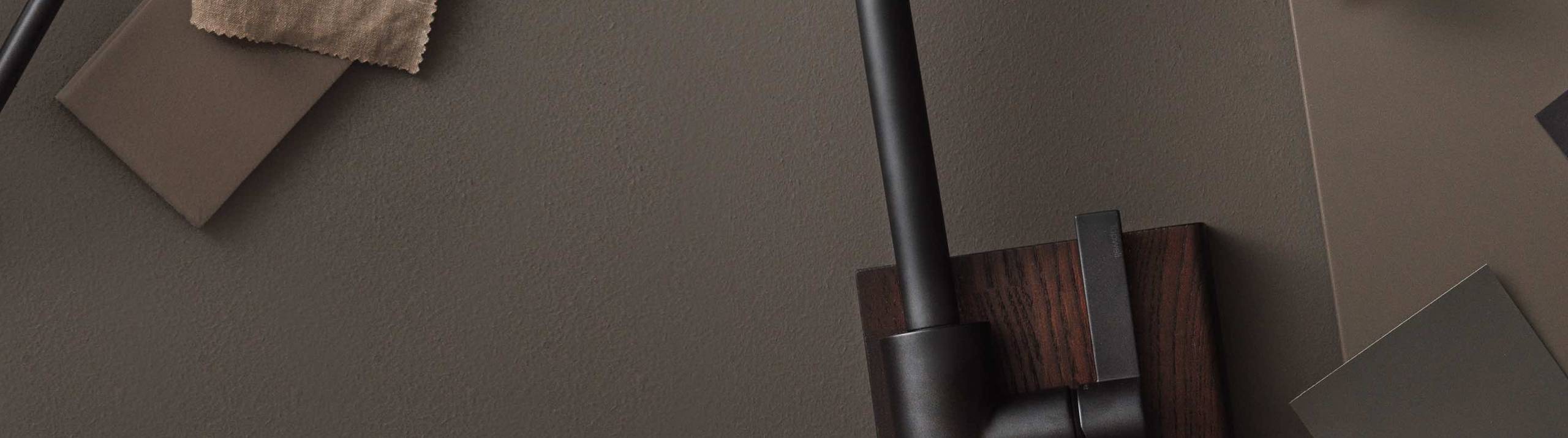 Brun kökslucka med svart blandare och färgprover