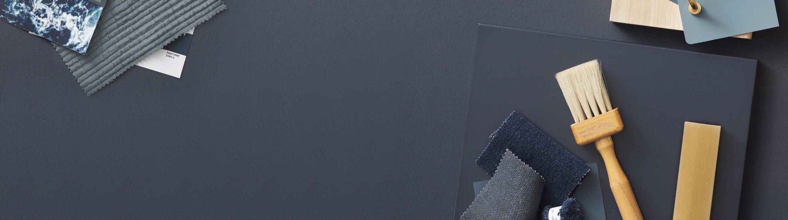 Tummansininen keittiön ovi värinäytteillä