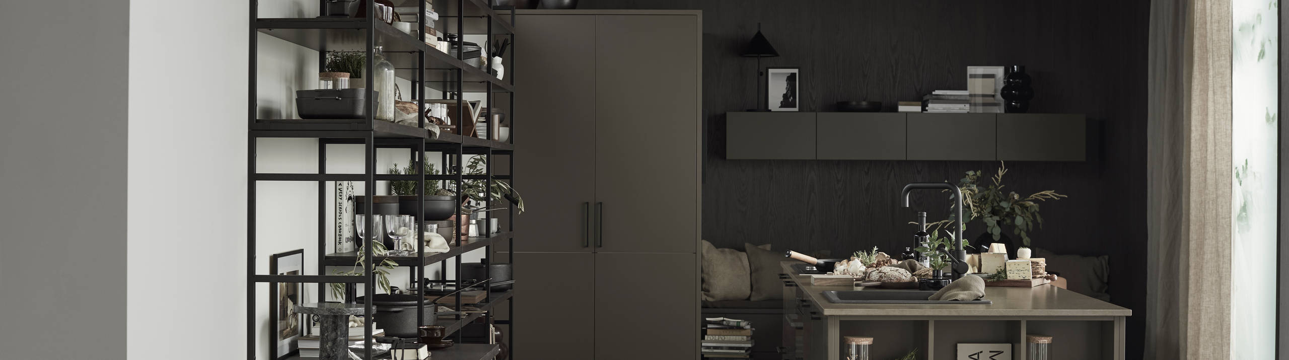 Marbodal Arkitekt plus Bark - brun kulör. Köksö, med avslutningshylla, stor vägghylla med ett integrerat skrivbord, och matsalshörnet skapar flera inbjudande platser i köket.