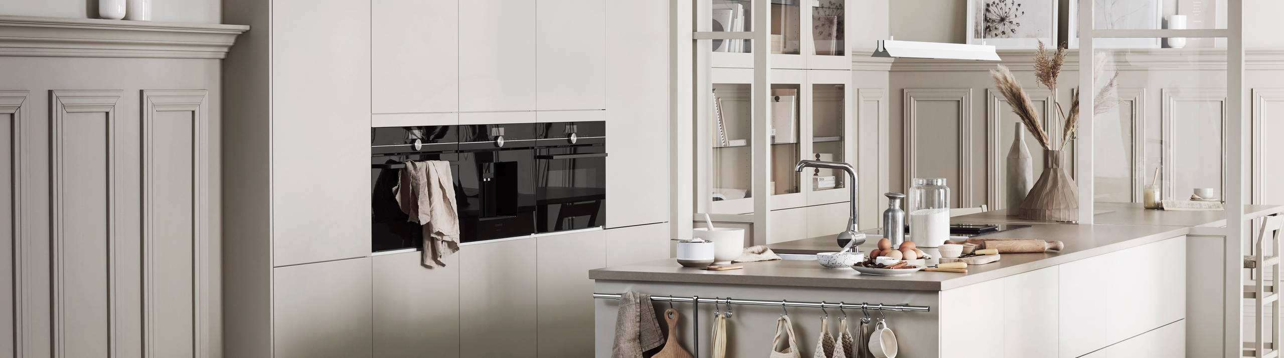 Marbodal Arkitekt plus Sand - kök i beige kulör med köksö. handtagslöst med Tip-on, bänkskiva i kvartskomposit Beach Clay.