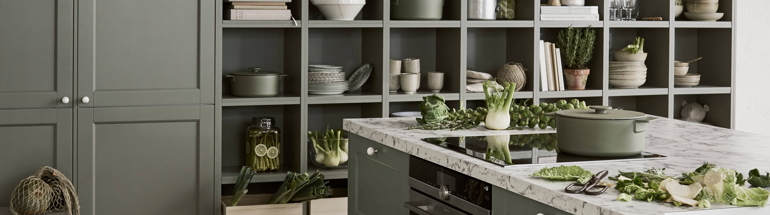 Marbodal Fagerö Tall - Öppen hylla i samma kulör som köket skapar en hemtrevlig känsla. Köksö med indragen sockel. Bänkskiva Marmor i laminat. Knoppar i marmor  med rostfri fot