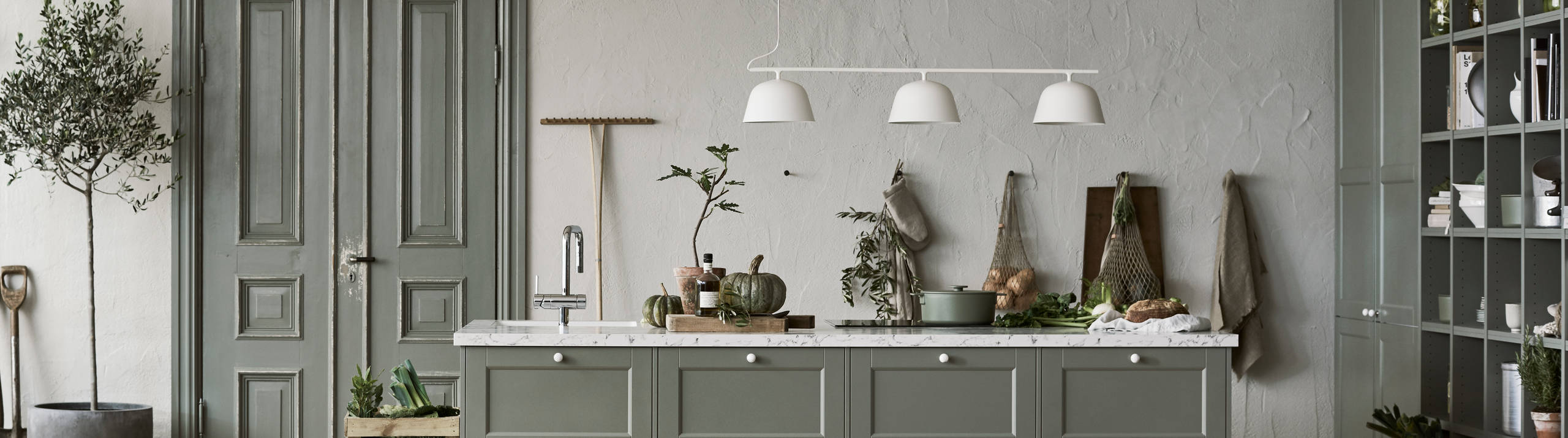 Marbodal Fagerö Tall kök med stor köksö med diskho och blandare samt inbyggd häll och ugn.  Knoppar i marmor samt bänkskiva Marmor i laminat.