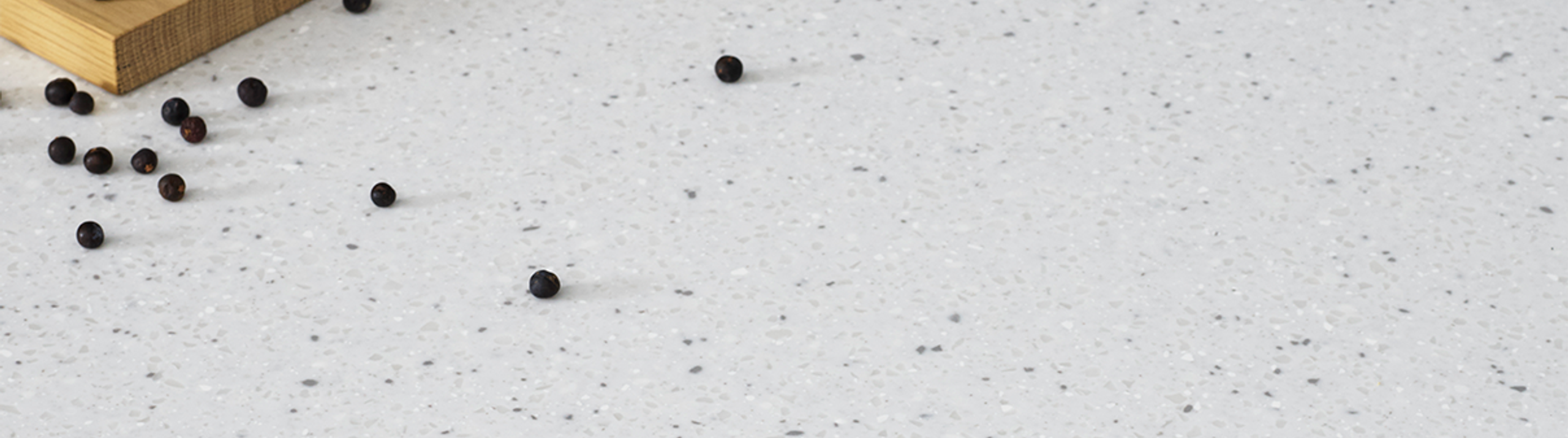 Herlig trendkjøkken med slette fronter og innfreste grep, som markerer modellens linjerene design. Horisont kjennetegnes av en klar og kjølig friskhet, noe som representerer ny nordisk design på sitt beste.