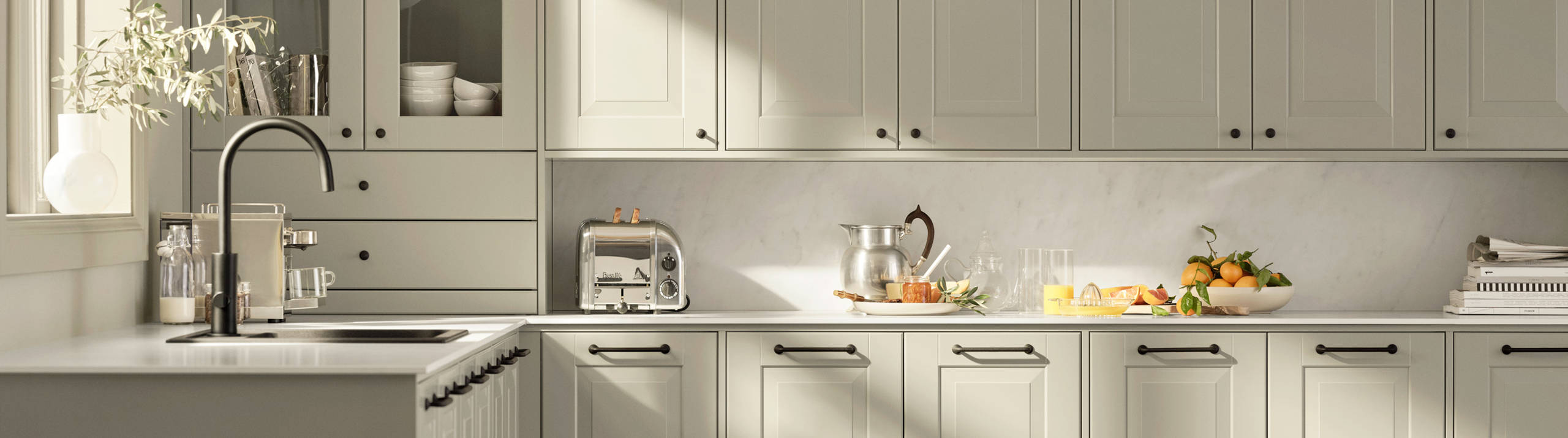 Eksklusivt tradisjonskjøkken med herskapelig preg. Klassiske speilfronter med fylling og markerte profilspor som gir dybdevirkning og skyggespill. Herregaard leveres med fronter i MDF eller eik.