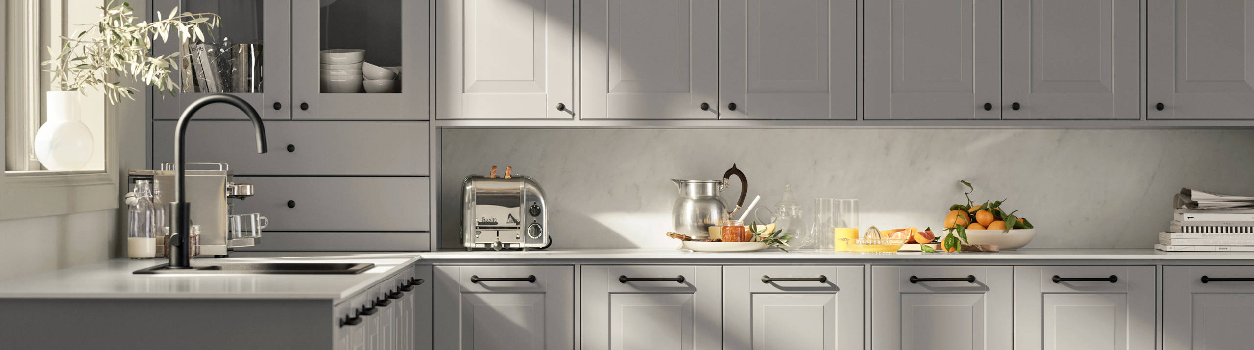 Eksklusivt tradisjonskjøkken med herskapelig preg. Klassiske speilfronter med fylling og markerte profilspor som gir dybdevirkning og skyggespill. Herregaard leveres med fronter i MDF eller eik.