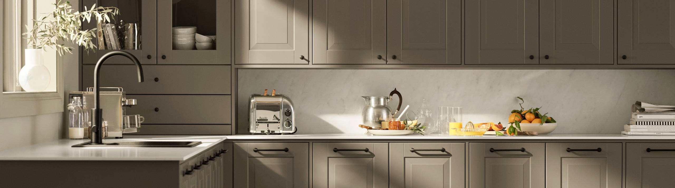 Eksklusivt tradisjonskjøkken med herskapelig preg. Klassiske speilfronter med fylling og markerte profilspor som gir dybdevirkning og skyggespill. Herregaard leveres med fronter i MDF eller eik.